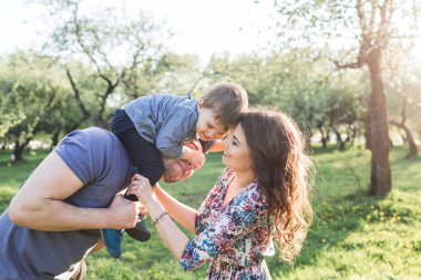 Mutlu aile yaz aylarında parkta bir yürüyüş üzerinde