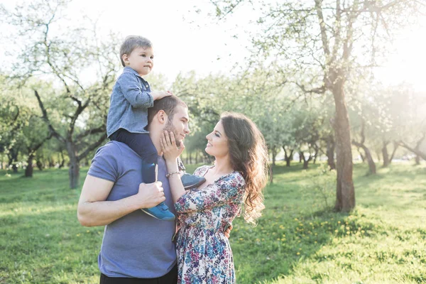 Bonne famille lors d'une promenade dans le parc en été — Photo