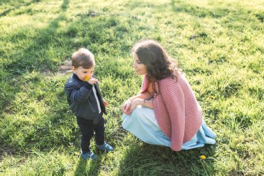 Anne ile oğlu parkta bir yürüyüş için