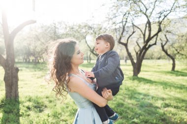 Anne Bebek kucağında yaz aylarında tutar