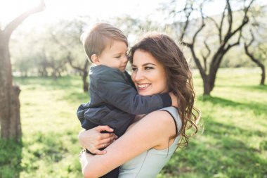 Anne Bebek kucağında yaz aylarında tutar