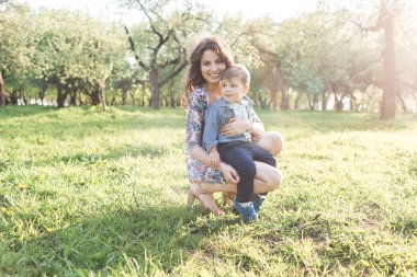 Anne Bebek kucağında yaz aylarında tutar
