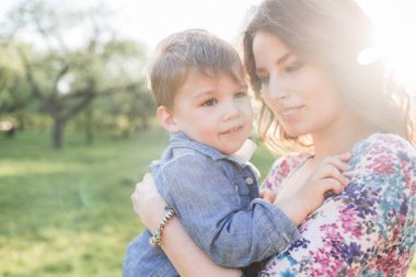 Anne Bebek kucağında yaz aylarında tutar