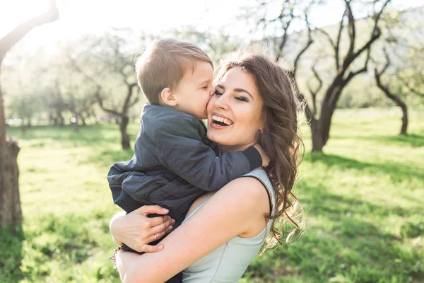 Mamma tiene il bambino tra le braccia in estate — Foto Stock