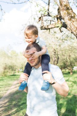 Baba ve oğul yaz aylarında parkta oynarken