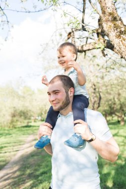 Baba ve oğul yaz aylarında parkta oynarken