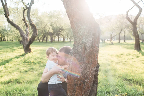 Padre e figlio che giocano nel parco in estate — Foto Stock