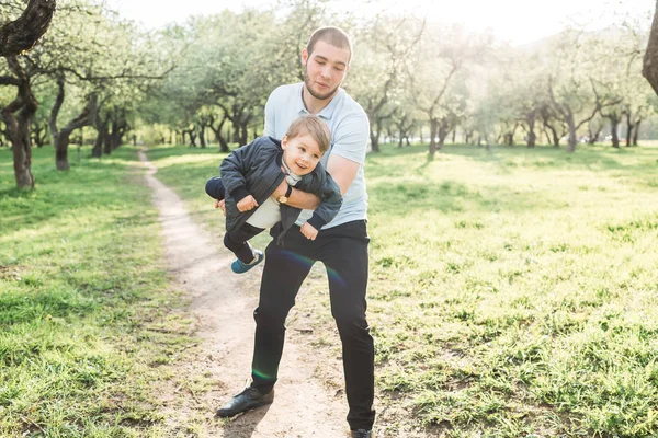 Père et fils jouant dans le parc en été — Photo