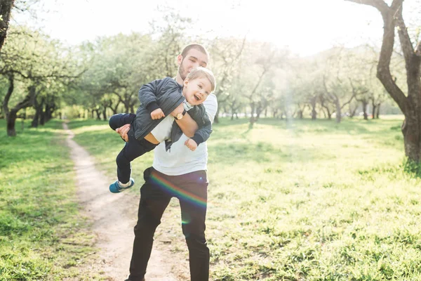 Padre e figlio che giocano nel parco in estate — Foto Stock