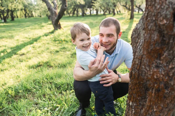 Apa és fia, nyáron a parkban játszó — Stock Fotó