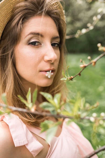 Chica en sombrero y vestido en el jardín — Foto de Stock