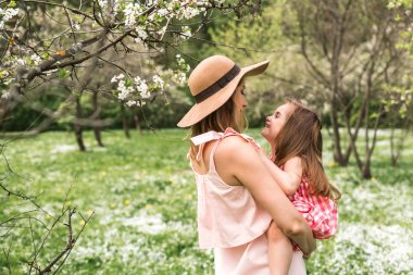 Küçük kızı kucağında ile anne
