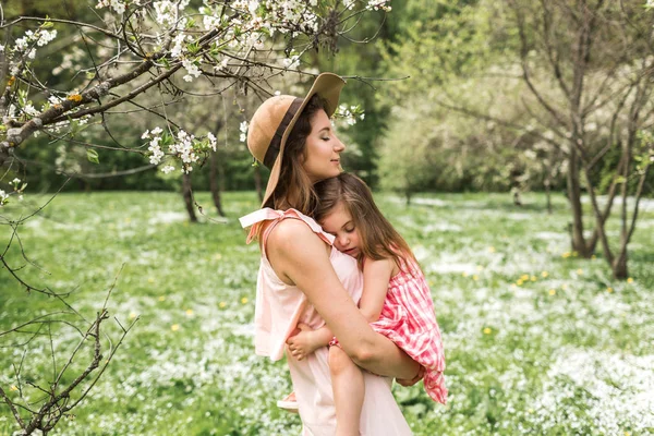 Mamma con figlioletta tra le braccia — Foto Stock