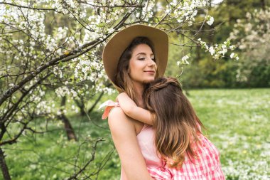 Küçük kızı kucağında ile anne