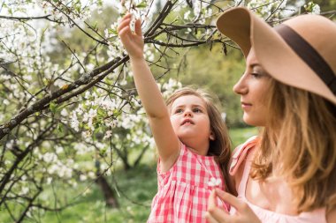 Küçük kızı kucağında ile anne