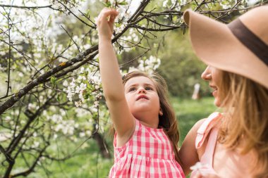 Küçük kızı kucağında ile anne