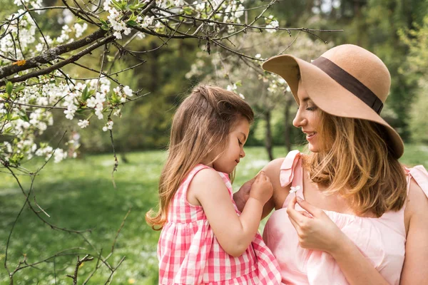 Mamma con figlioletta tra le braccia — Foto Stock