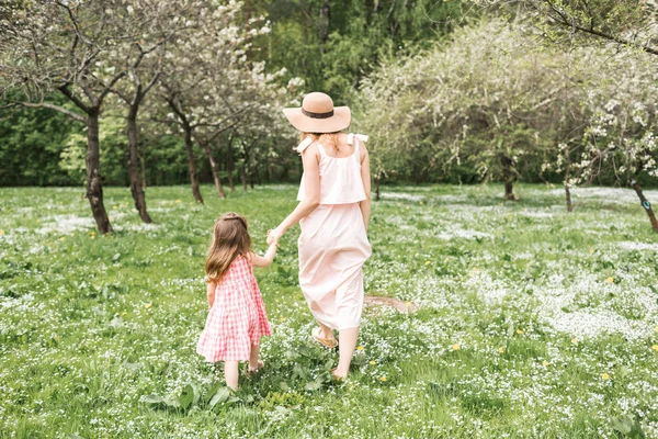Mamma e figlia camminano in giardino — Foto Stock