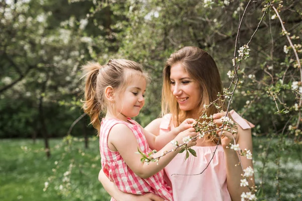 Mamma con figlioletta tra le braccia — Foto Stock