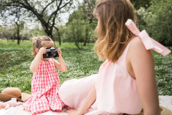 Daughter takes pictures of her mother — Stock Photo, Image
