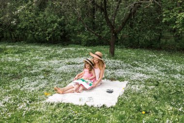 Anne küçük kızı olan kitap okumak