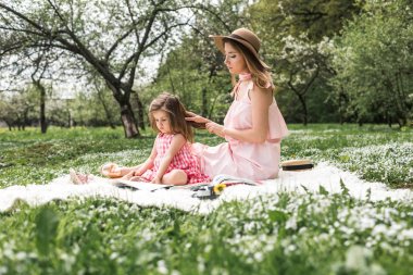 Anne küçük kızı olan kitap okumak