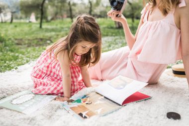 Anne küçük kızı olan kitap okumak