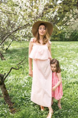 Anne ve kızı bahçede yürüyor