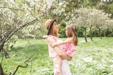Küçük kızı kucağında ile anne