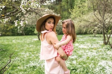 anne kucağında küçük kızı ile