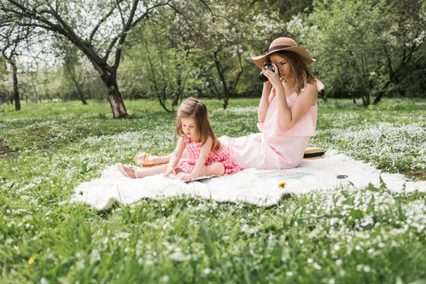 Mamma con una figlioletta leggere libri — Foto Stock