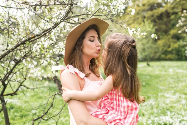 Maman avec une petite fille dans les bras — Photo