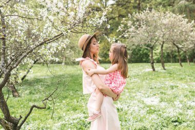 anne kucağında küçük kızı ile