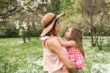 anne kucağında küçük kızı ile