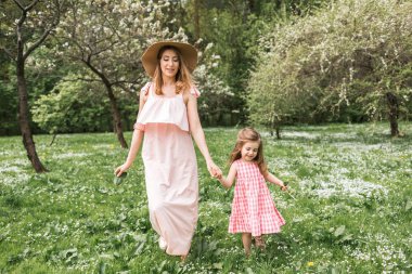 anne kucağında küçük kızı ile