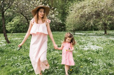 anne kucağında küçük kızı ile