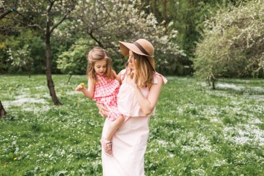 anne kucağında küçük kızı ile