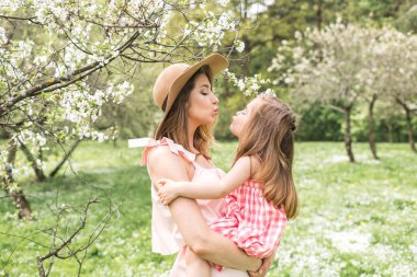 anne kucağında küçük kızı ile