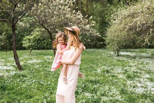 anne kucağında küçük kızı ile