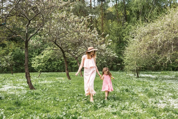 anne kucağında küçük kızı ile