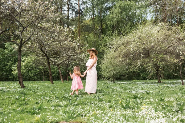 anne kucağında küçük kızı ile