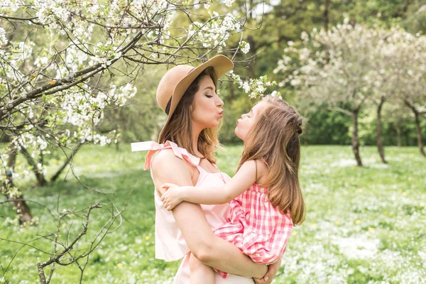 anne kucağında küçük kızı ile