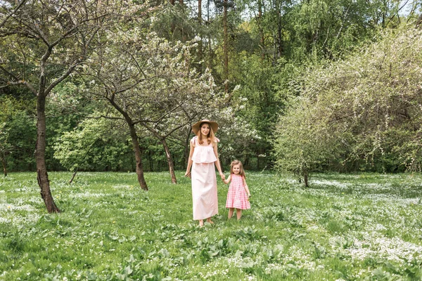 anne kucağında küçük kızı ile