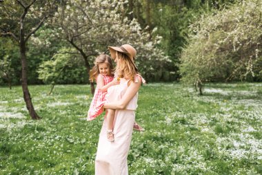 anne kucağında küçük kızı ile