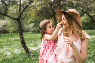 anne kucağında küçük kızı ile