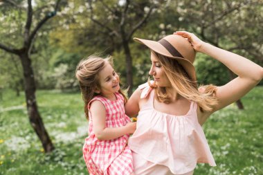 anne kucağında küçük kızı ile