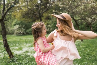 anne kucağında küçük kızı ile