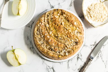 Elmalı turta muz dilimleri ile