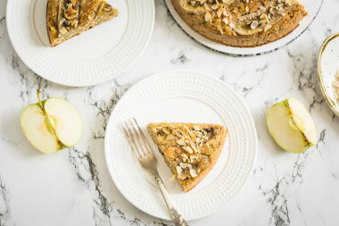 Elmalı turta muz dilimleri ile