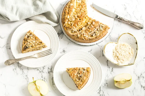 Tarta de manzana con rodajas de plátano — Foto de Stock